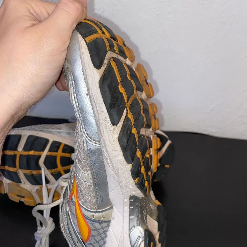 Brooks Defyance 4 Women’s 9.5 Running Shoes Tennis Walking Sneakers Yellow Gray
